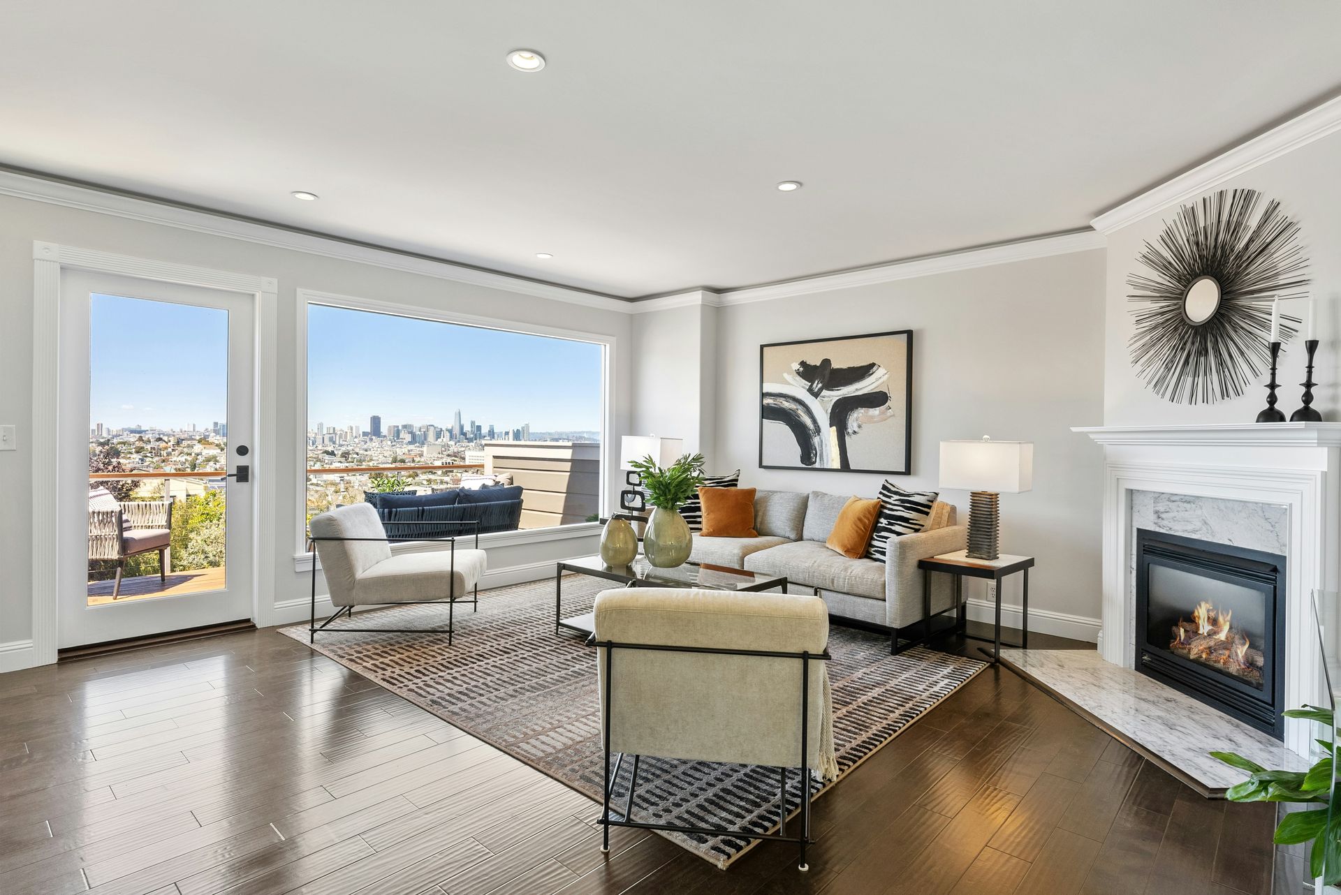 Modern eingerichtetes Wohnzimmer mit Blick auf Großstadt