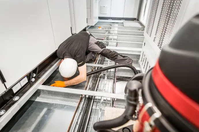 Putzkraft bei der Bodenreinigung in Industriegebäude