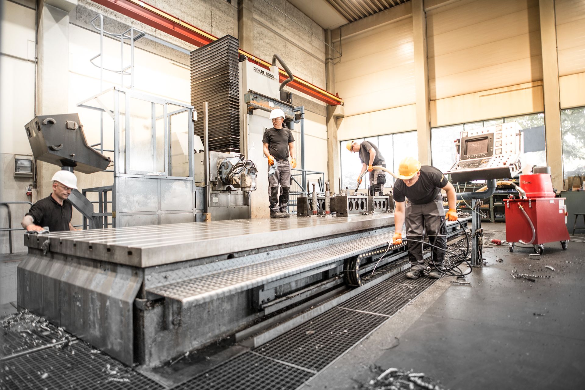 Krempl-Team bei der Maschinenreinigung in einer Industriehalle